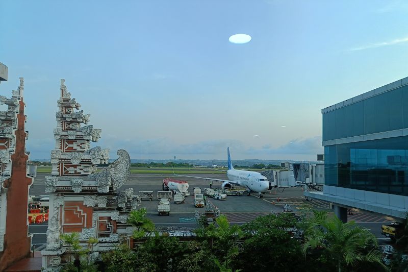 Salah satu pesawat sedang parkir di Bandara Internasional I Gusti Ngurah Rai, Kabupaten Badung, Bali. Foto: Antara