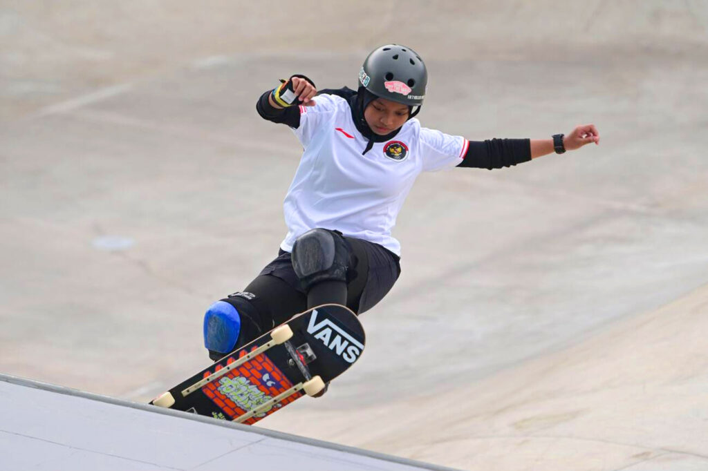 Skater putri Indonesia, Nyimas Bunga baru-baru ini meraih juara pertama di Australia Bowl Competition. Foto: Sipa USA
