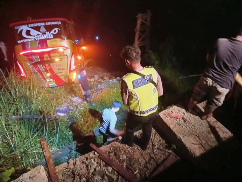 Sopir Diduga Lalai, Bus Pulau Indah Terjun ke Sungai di Jembatan Busui