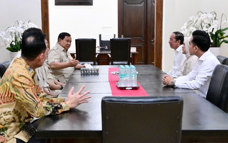 Jokowi Puji Kepiawaian Prabowo Negosiasi Tarif Impor dengan Trump dan Uni Eropa