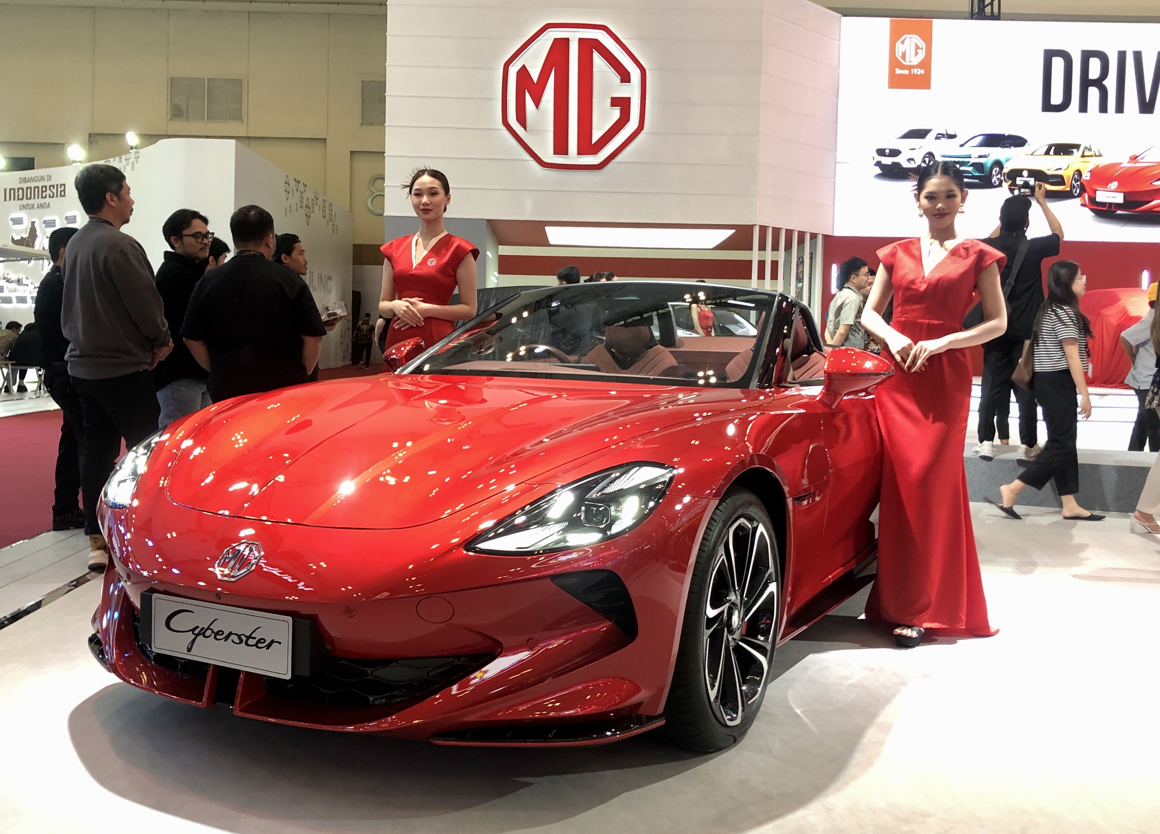 MG4 EV Edisi Terbatas dan MG Cyberster Terbaru Dirilis di GIIAS 2025, Harganya?