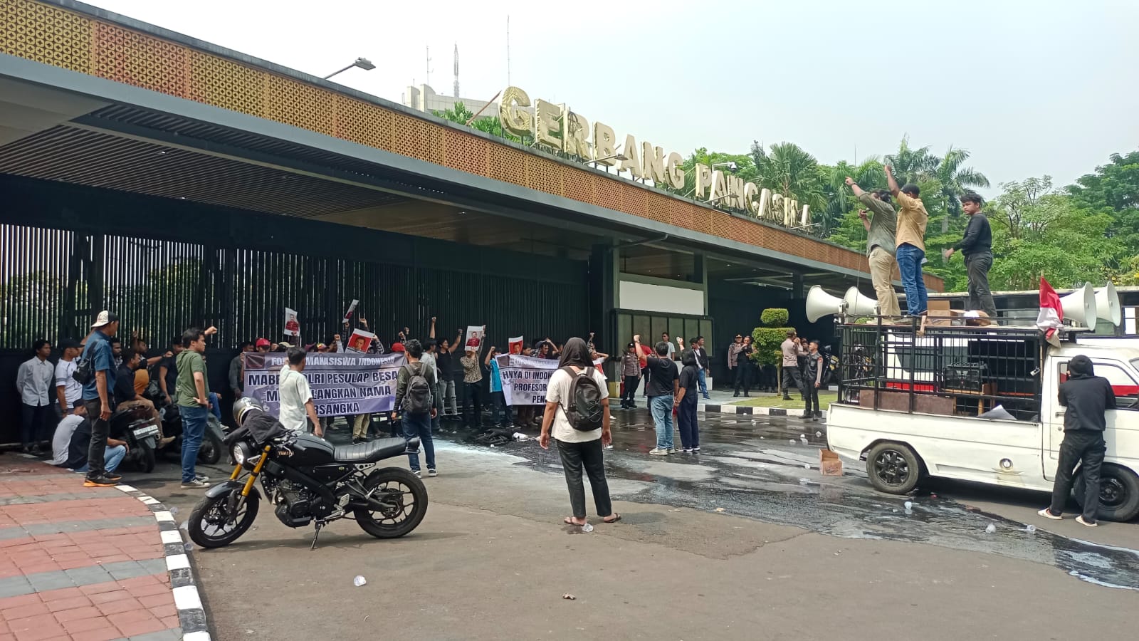 Tragis! Profesor Ing Mokoginta jadi Pengemis Keadilan, Mahasiswa Turun ke Jalan