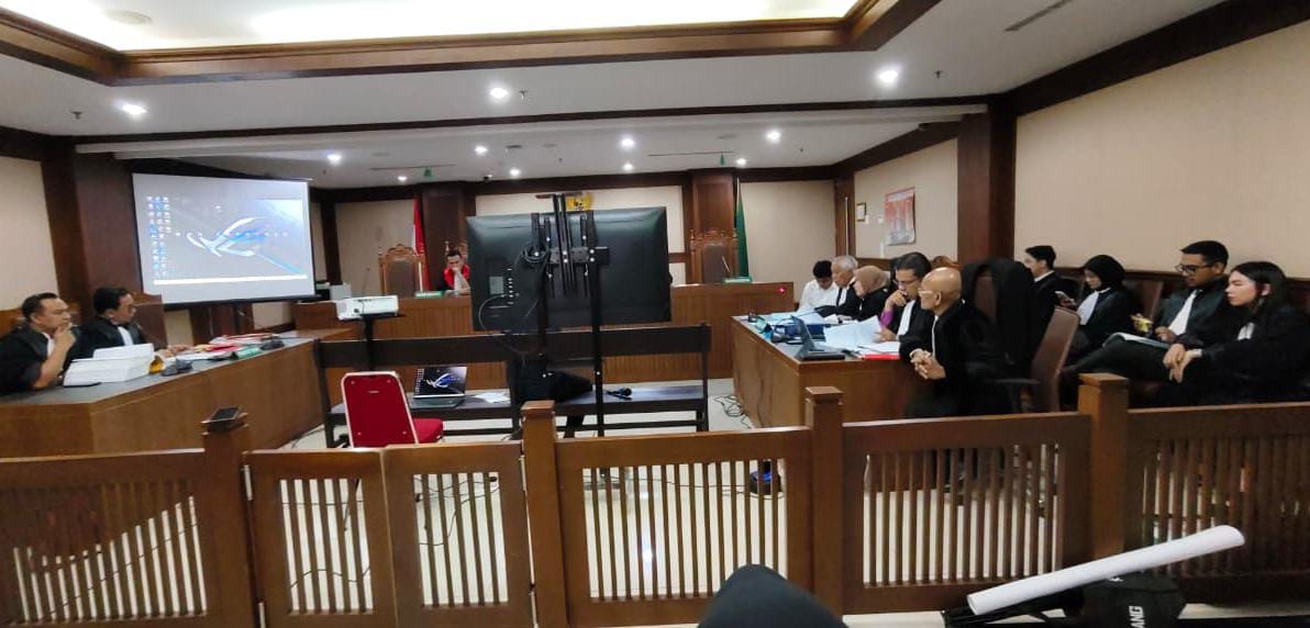 OC Kaligis Bongkar Kejanggalan Kesaksian Pejabat Kehutanan Haltim