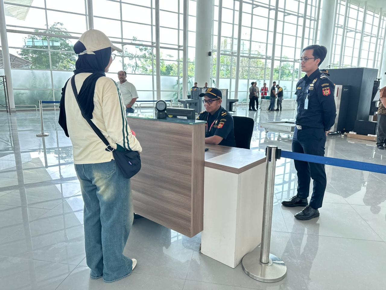Simulasi pelayanan penerbangan rute Internasional oleh komponen CIQ Bandara Internasional Syamsudin Noor, Jumat (17/10. (Foto: Humas Bandara Internasional Syamsudin Noor).