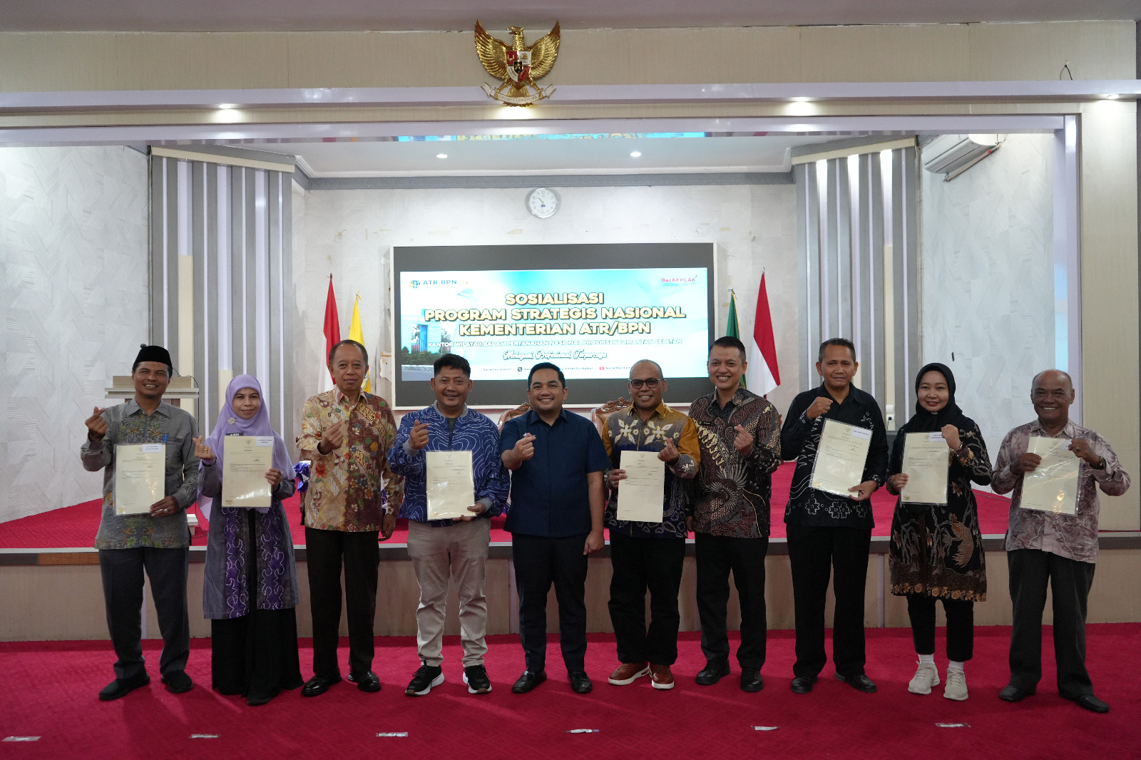 Komisi II DPR RI dan BPN Kalsel Serahkan 50 Sertipikat Tanah BMD kepada Pemkab HST