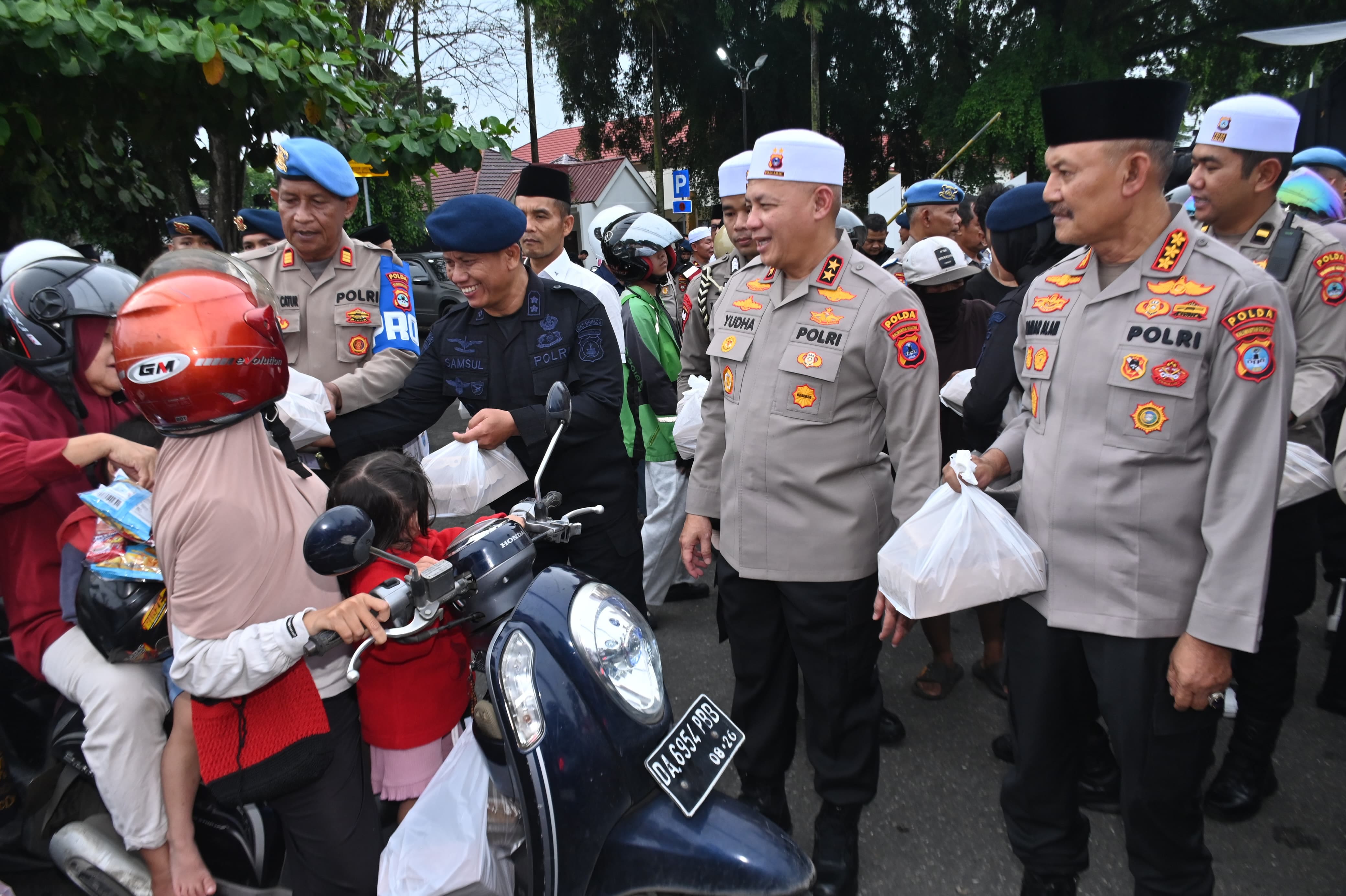 Aksi Ramadan Polda Kalsel, 1.200 Paket Takjil Dibagikan ke Pengguna Jalan