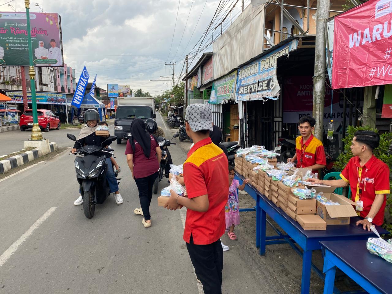 Berkah Ramadan, Warteg Gratis Alfamart Libatkan UMKM dan Bagikan 60.000 Paket Buka Puasa