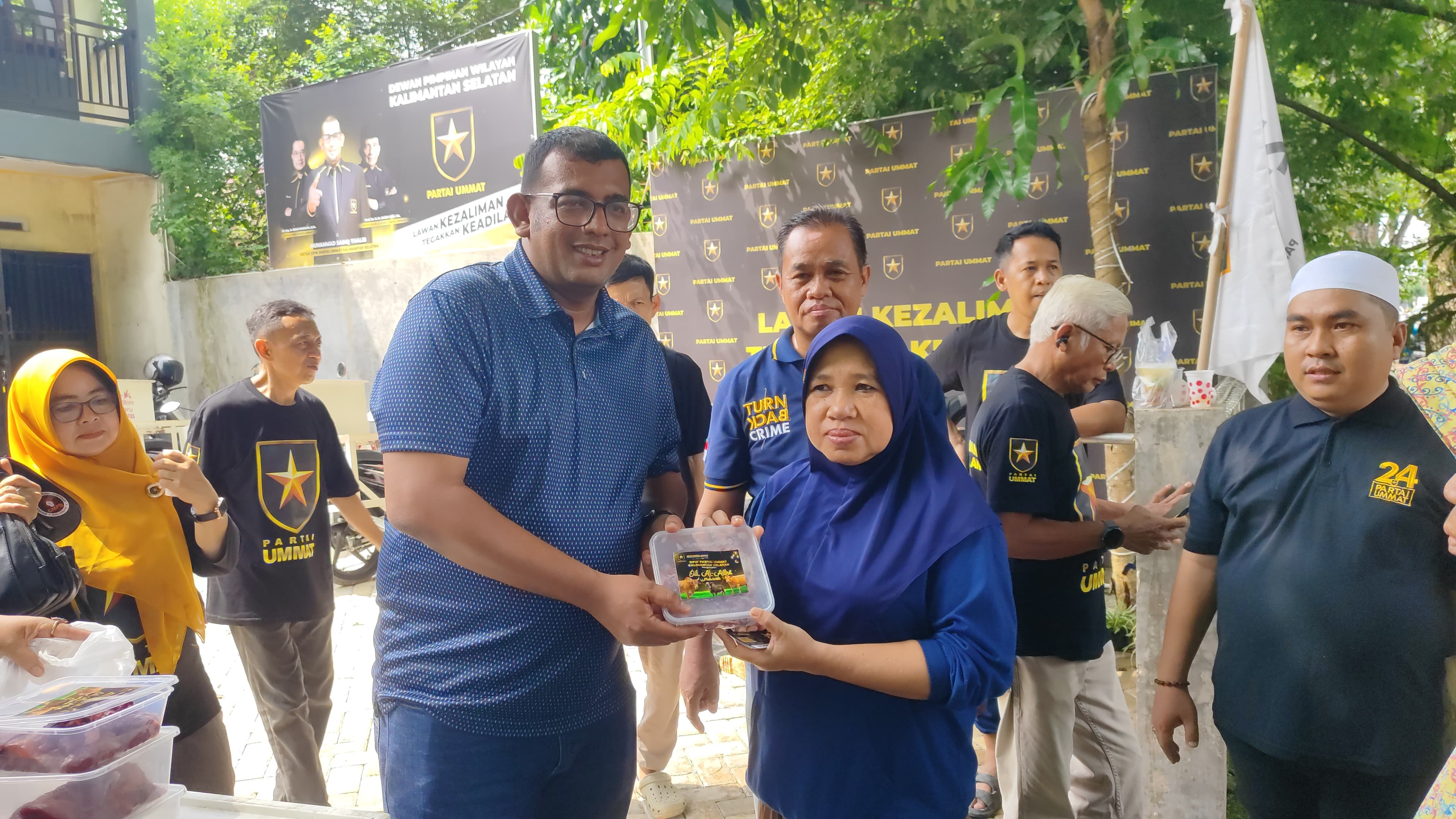 Partai Ummat Kalsel Bagikan Daging Kurban dan Voucher BBM untuk Ojol di Banjarbaru