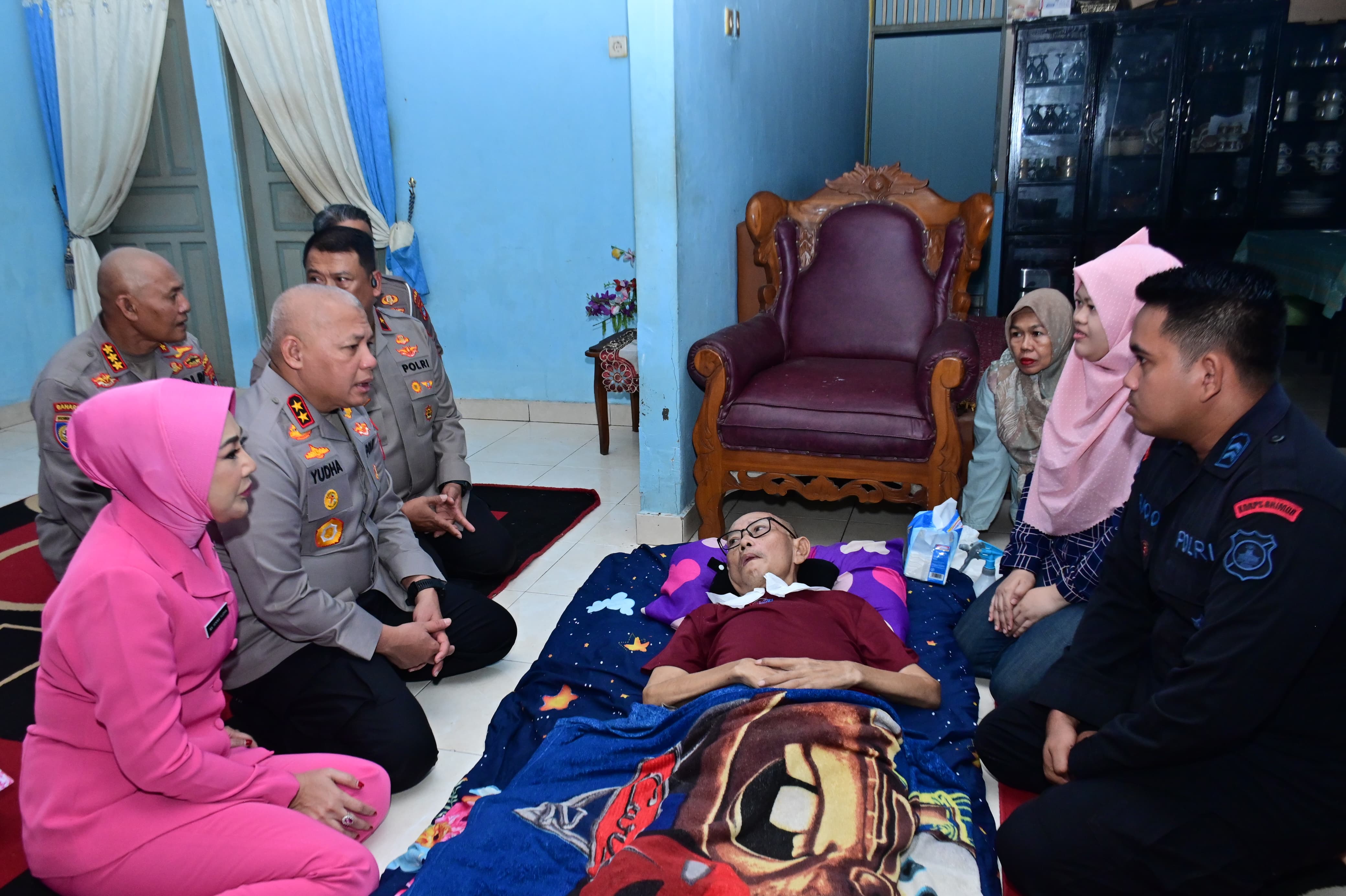 Hari Bhayangkara ke-80 Jadi Momentum Polda Kalsel Jenguk Purnawirawan dan Personel Sakit