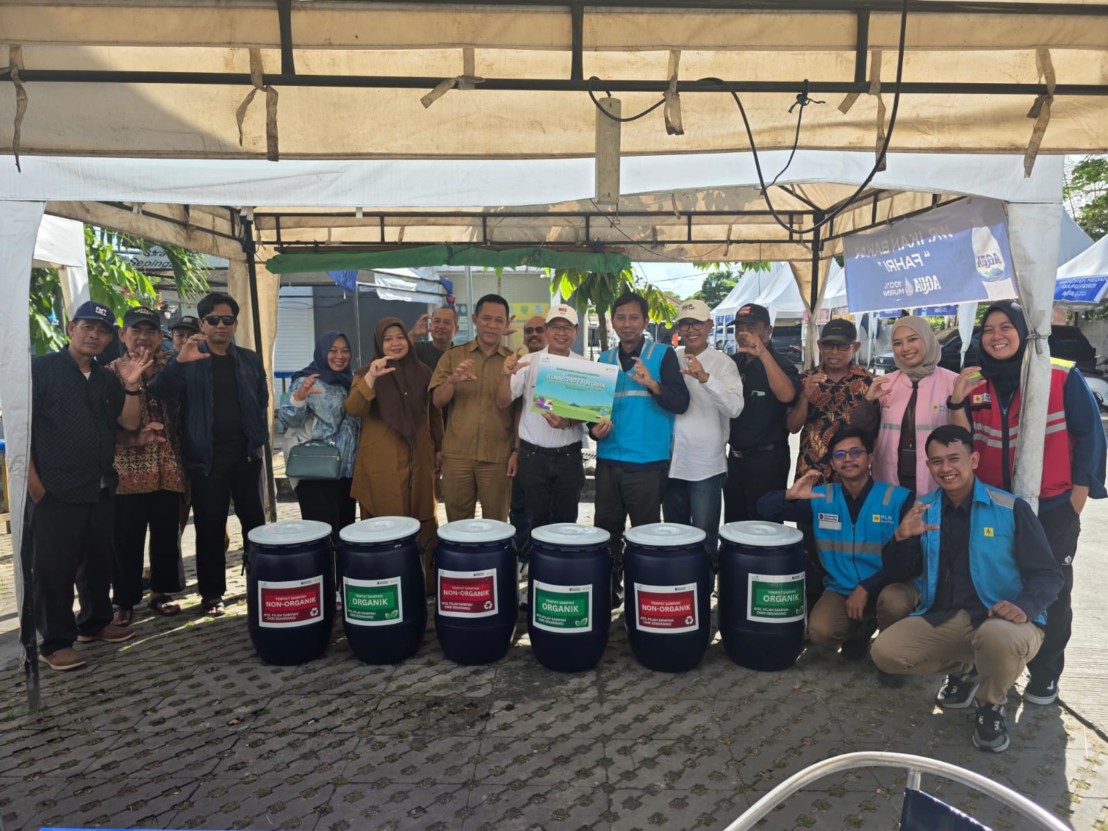 PLN Icon Plus Perkuat Kepedulian Lingkungan Lewat Pengadaan Tempat Sampah Terpilah di Kawasan Gubah