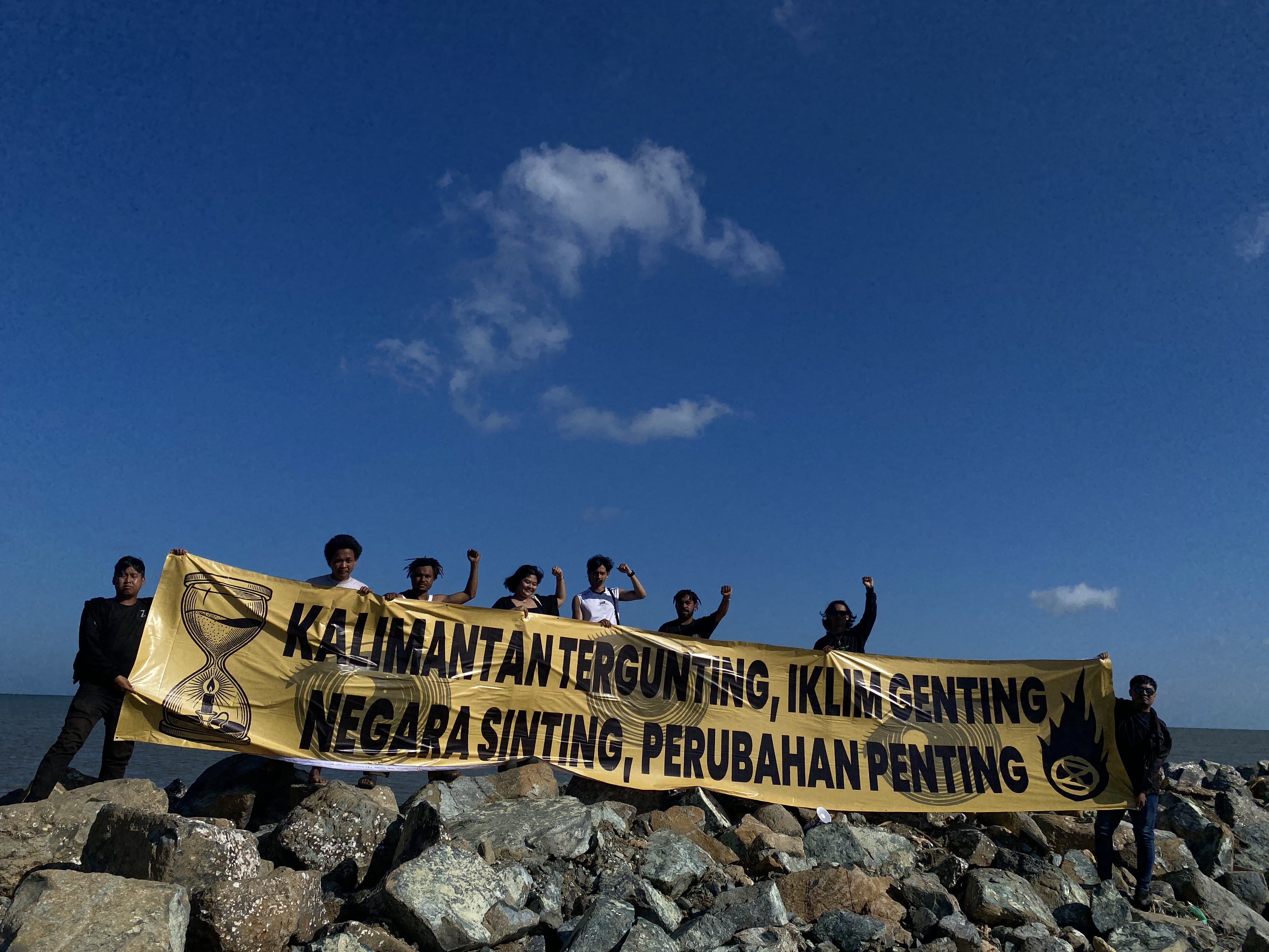 XR Meratus Gelar Aksi Simbolik di Pantai Takisung, Soroti Krisis Iklim dan Kerusakan Lingkungan