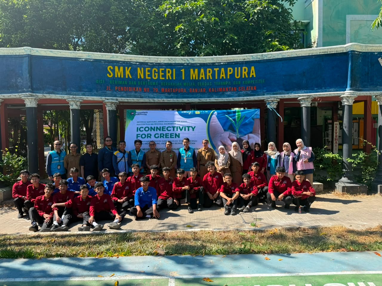 PLN Icon Plus Edukasi Energi Bersih dan Tanam Pohon Bersama Siswa SMKN 1 Martapura
