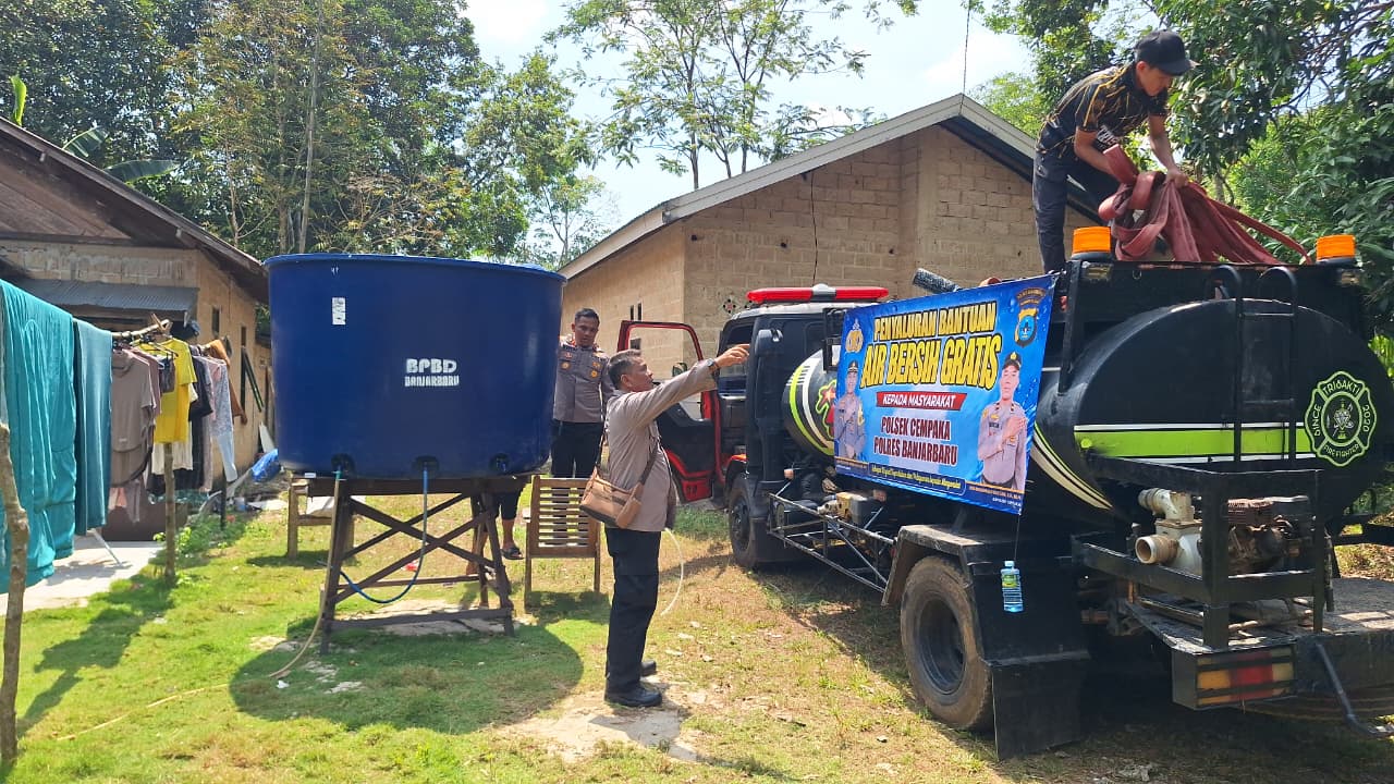 Sumur Warga Kering, Polsek Cempaka Distribusikan 10 Ribu Liter Air Bersih