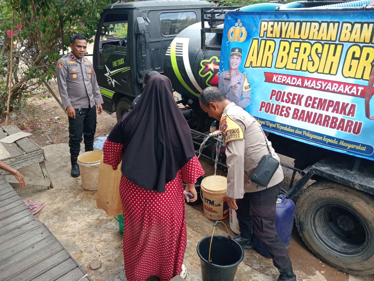 Polsek Cempaka Kembali Salurkan 5.000 Liter Air Bersih Gratis untuk Warga