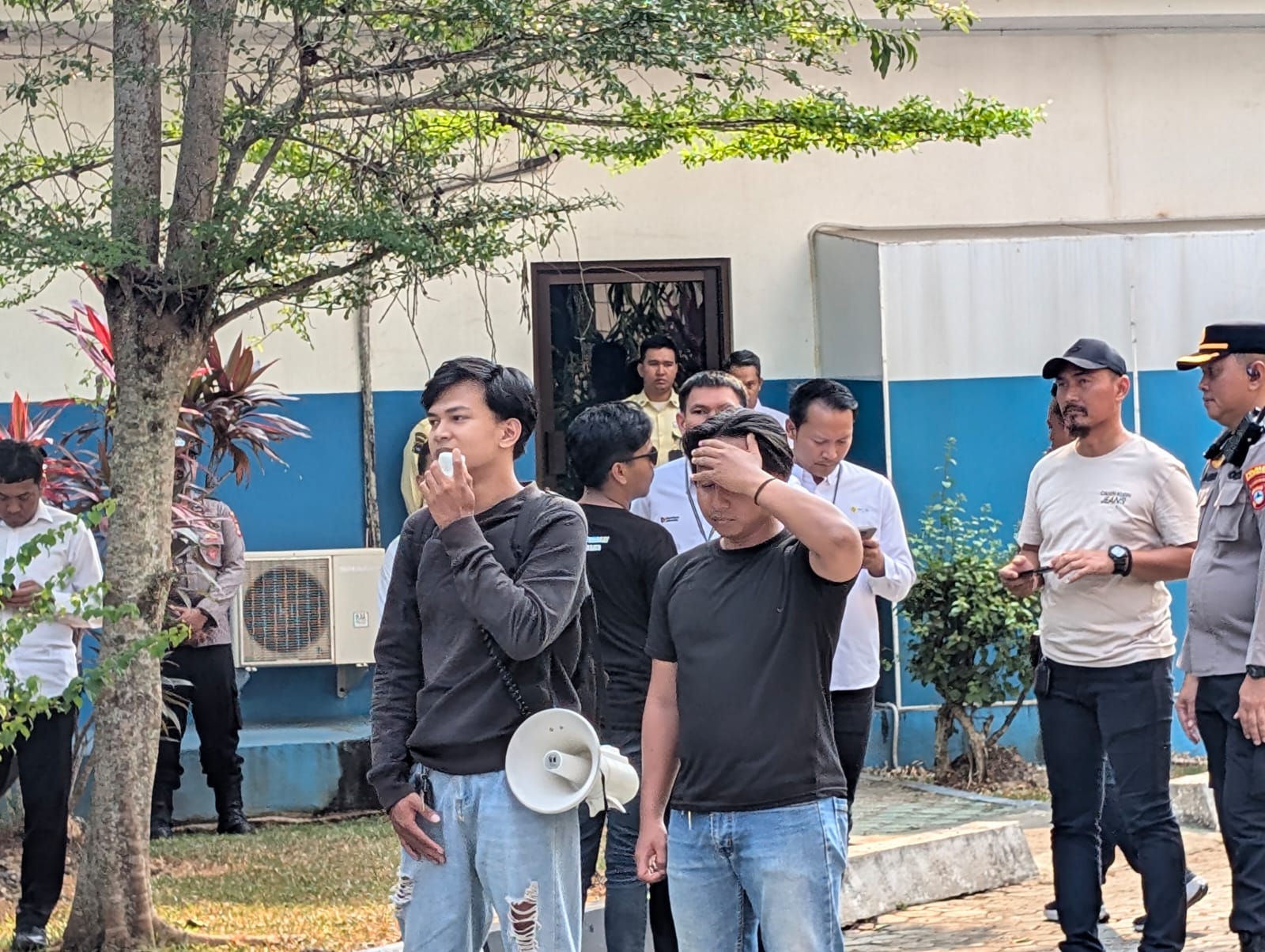Massa Aksi Desak PLN UID Kalselteng Audit Manajemen dan Penuhi Janji Normalisasi Listrik