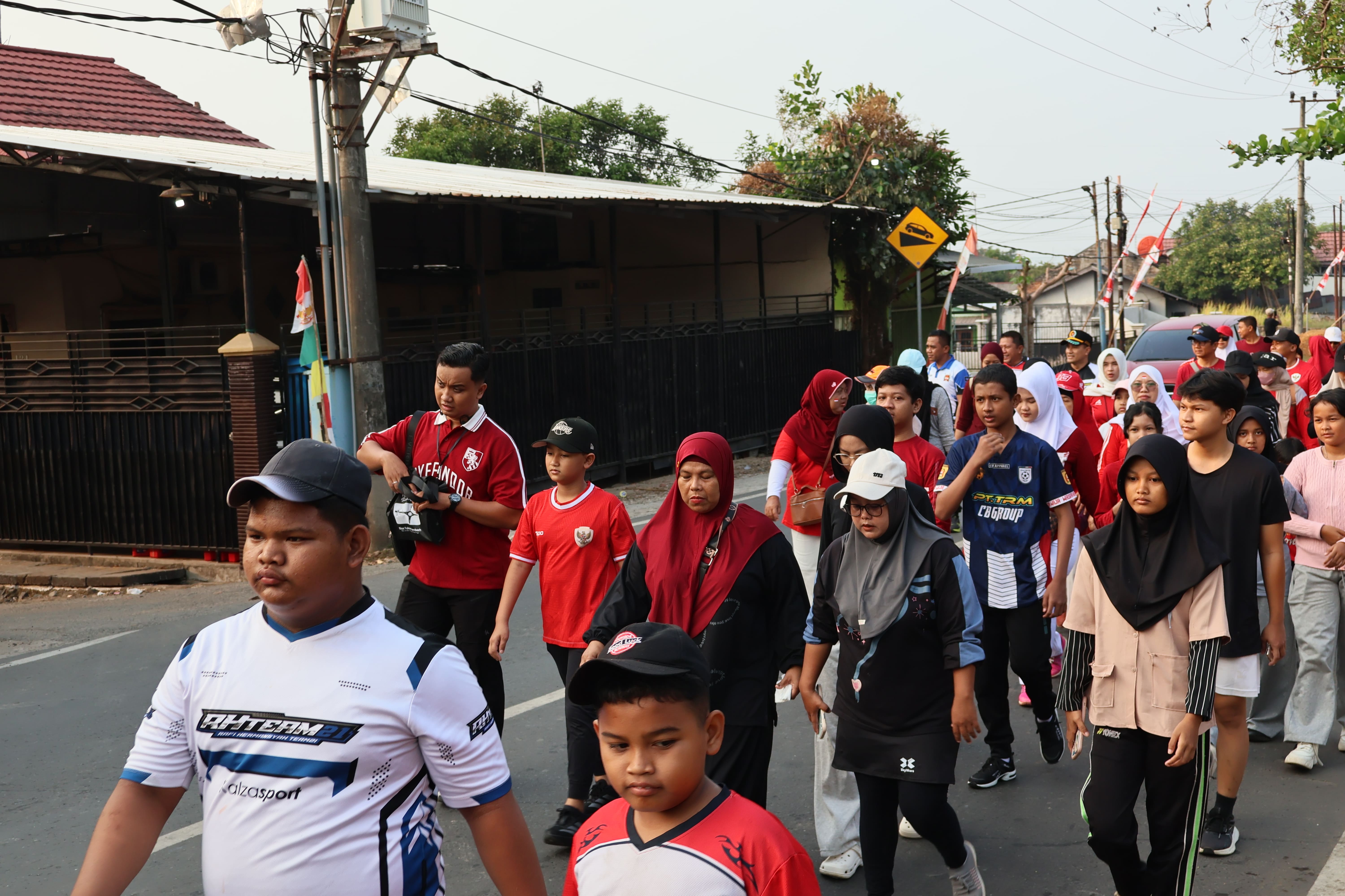 Bang Iyal Ajak Warga Cempaka Sari Jaga Kebersamaan Lewat Jalan Santai