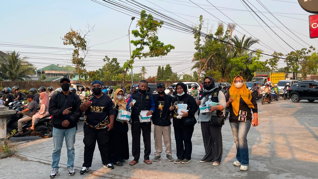 Respon Kondisi Kabut Asap di Kota, DPW Ummat Kalsel Bagikan Ribuan Masker