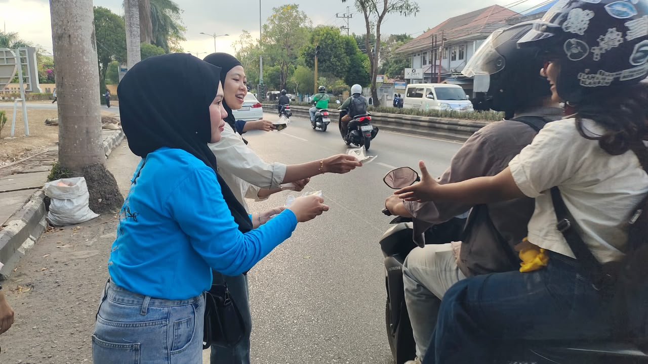 HMI dan Aliansi Mahasiswa Banjarbaru Bagikan 2.000 Paket Masker dan Vitamin