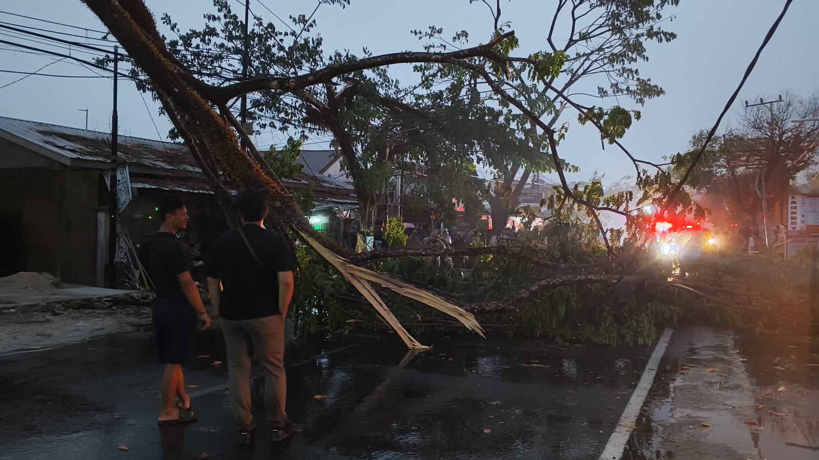 Angin Kencang Rusak Tiga Rumah dan Warung Bakso di Banjarbaru, Kerugian Rp35 Juta