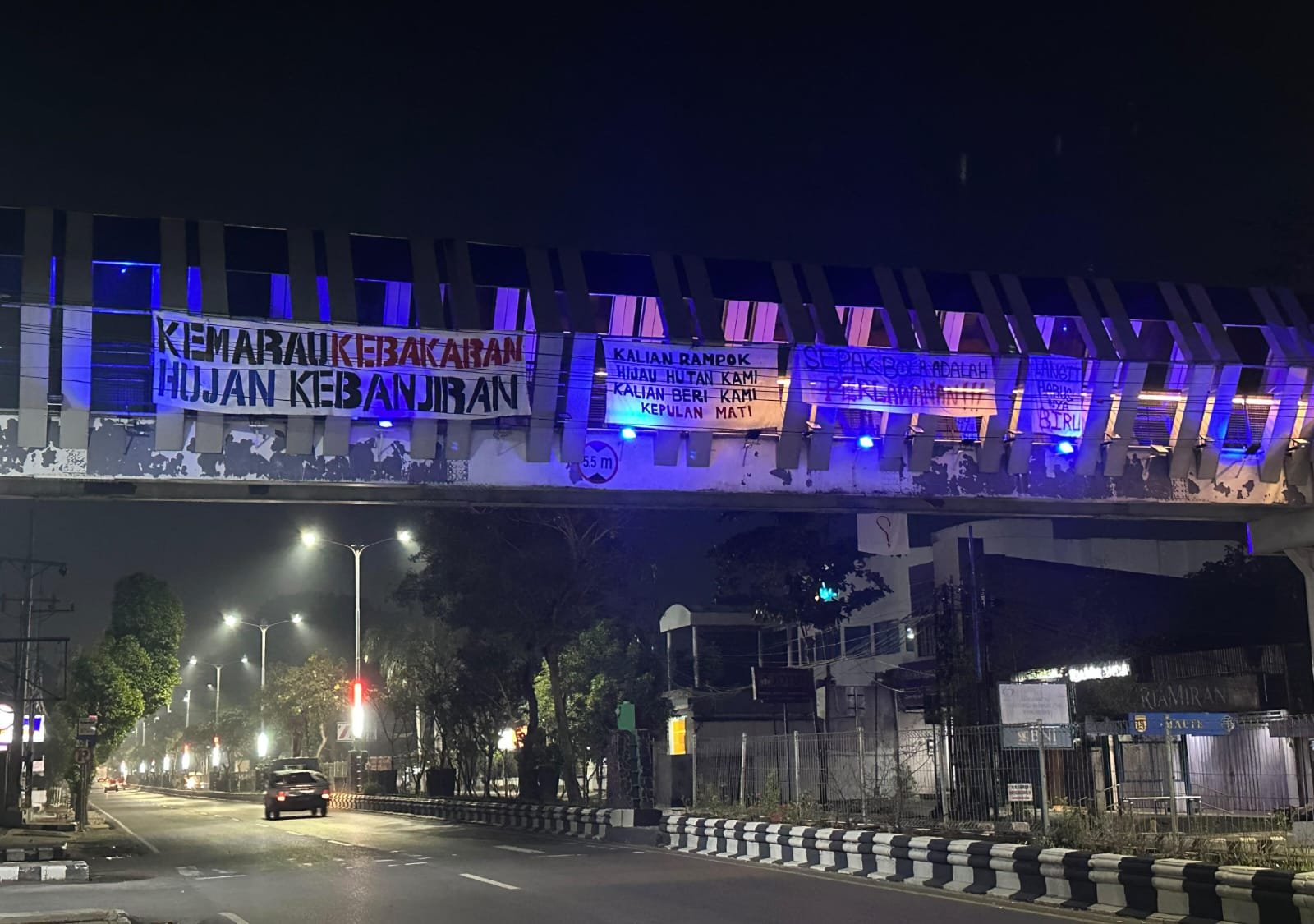 Kritik Penanganan Karhutla, Sejumlah Spanduk Terpasang di JPO Banjarbaru